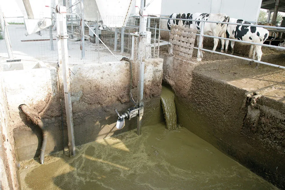 Mixéry na hnojovicu na farme.